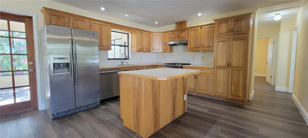 На продажу: $379,999 (4 спален, 2 ванн, 1541 Квадратных фут)