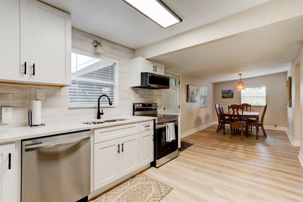 For Sale: $299,000 (2 beds, 1 baths, 840 Square Feet)