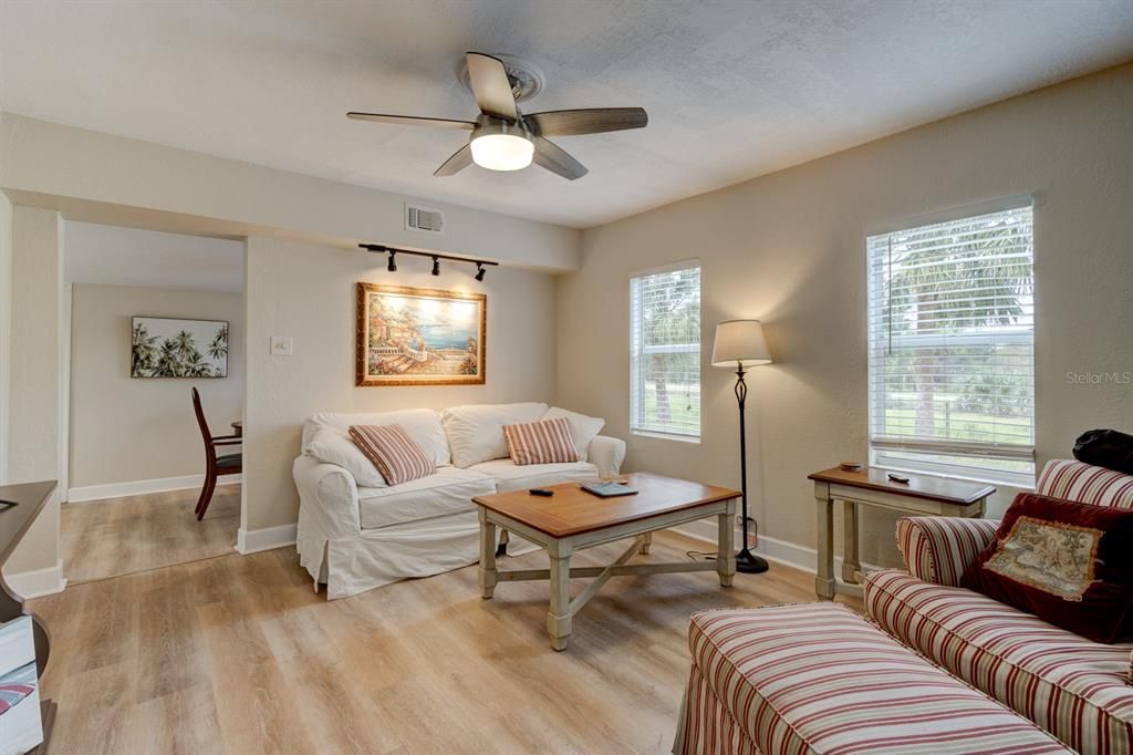 For Sale: $299,000 (2 beds, 1 baths, 840 Square Feet)