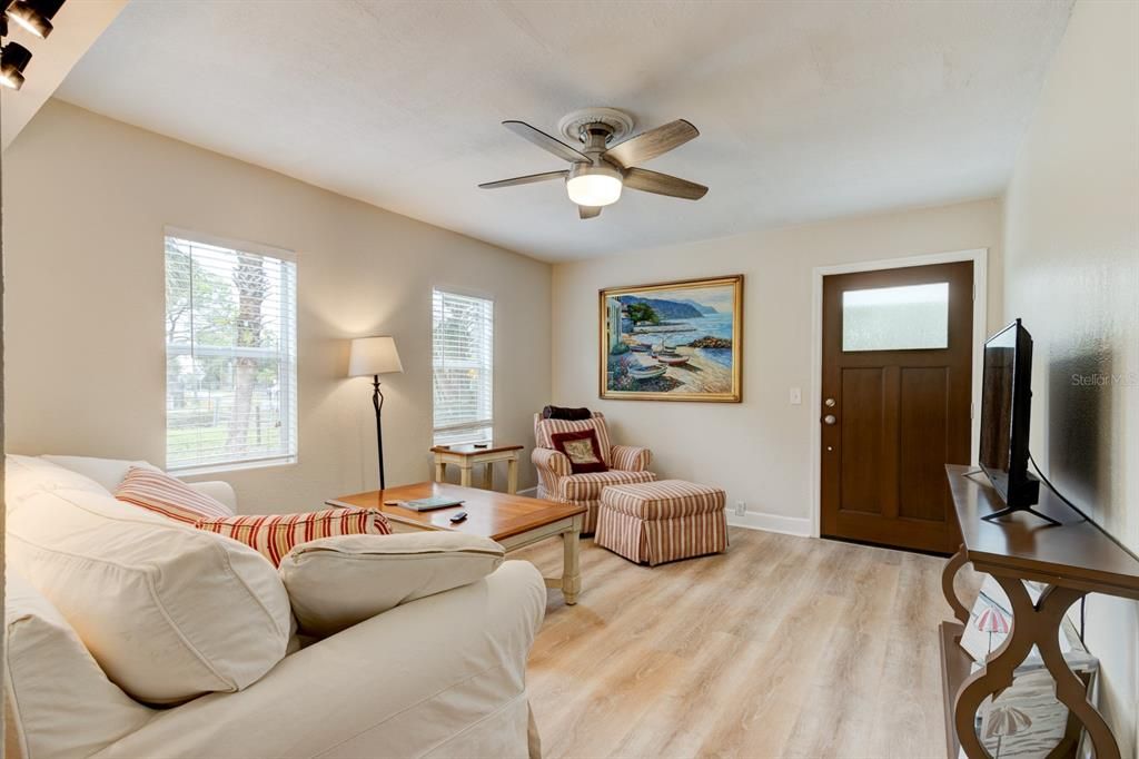 For Sale: $299,000 (2 beds, 1 baths, 840 Square Feet)