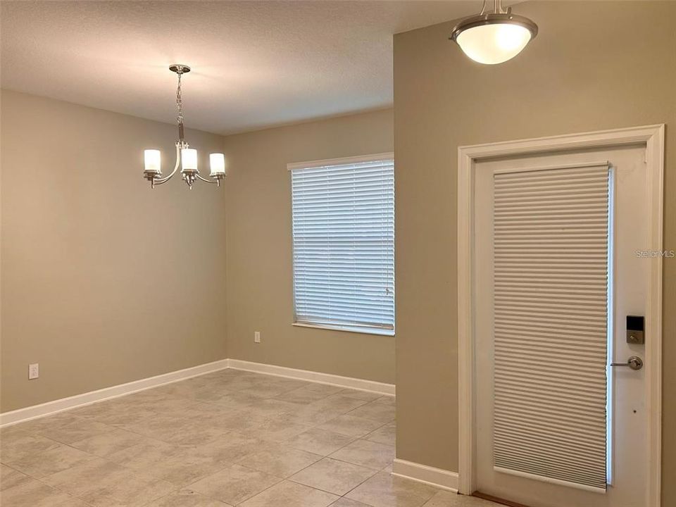 出租: $3,100 (5 贝兹, 3 浴室, 2461 平方英尺)