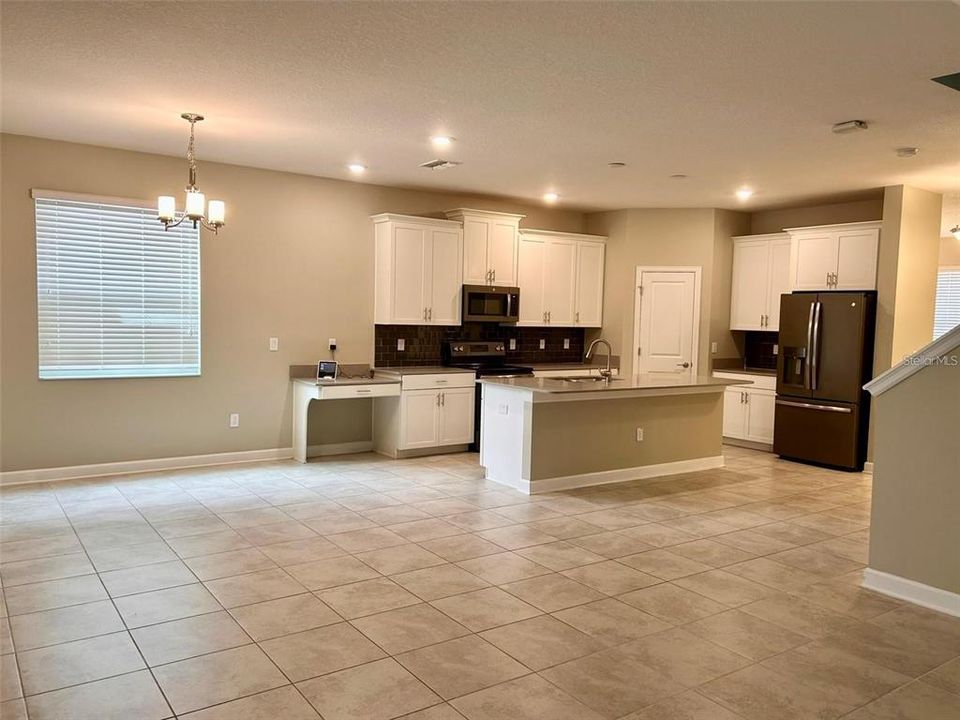 出租: $3,100 (5 贝兹, 3 浴室, 2461 平方英尺)