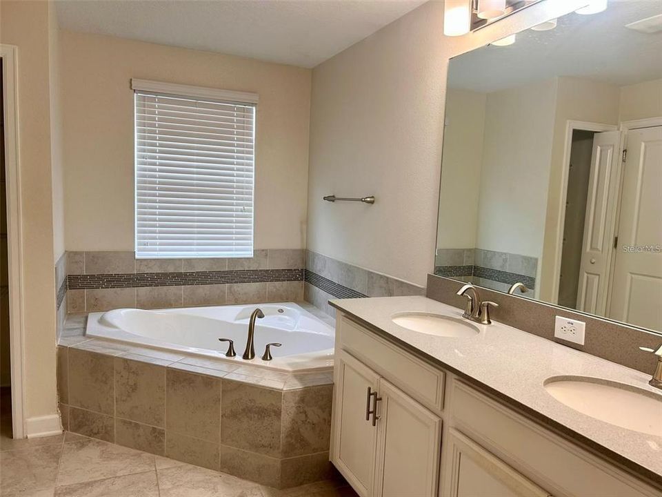 出租: $3,100 (5 贝兹, 3 浴室, 2461 平方英尺)