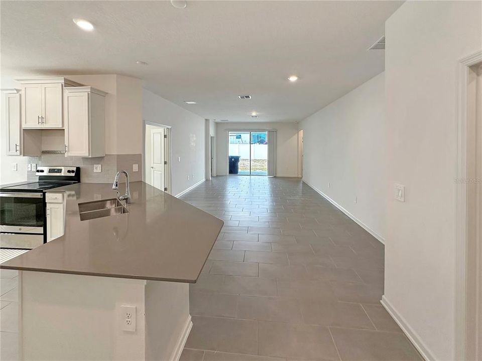 En Renta: $2,400 (4 camas, 3 baños, 2110 Pies cuadrados)