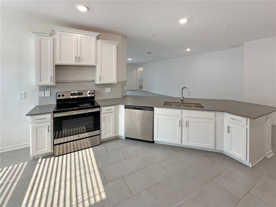 En Renta: $2,400 (4 camas, 3 baños, 2110 Pies cuadrados)