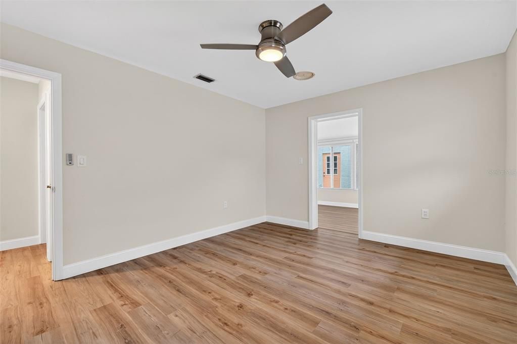 For Sale: $439,000 (2 beds, 1 baths, 924 Square Feet)