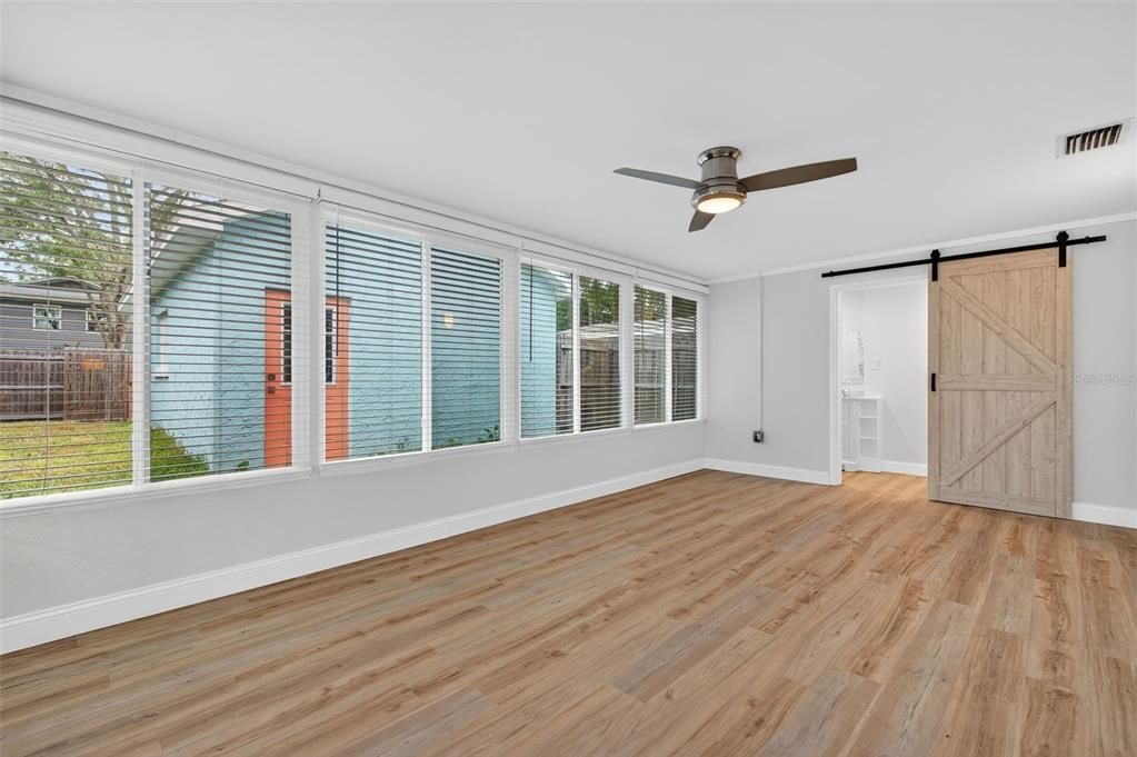 For Sale: $439,000 (2 beds, 1 baths, 924 Square Feet)