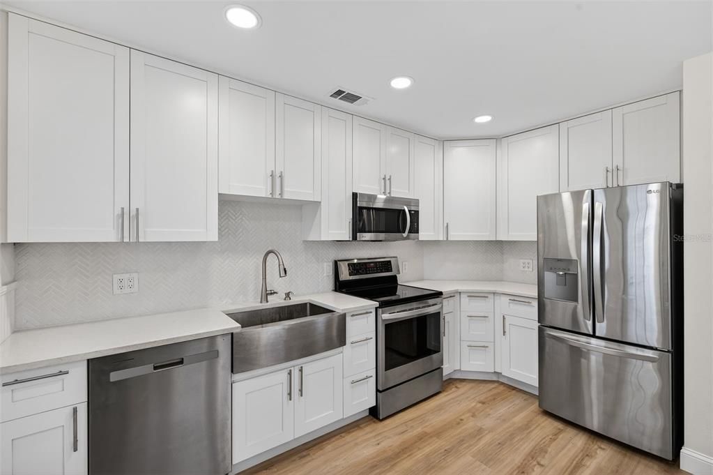 For Sale: $439,000 (2 beds, 1 baths, 924 Square Feet)