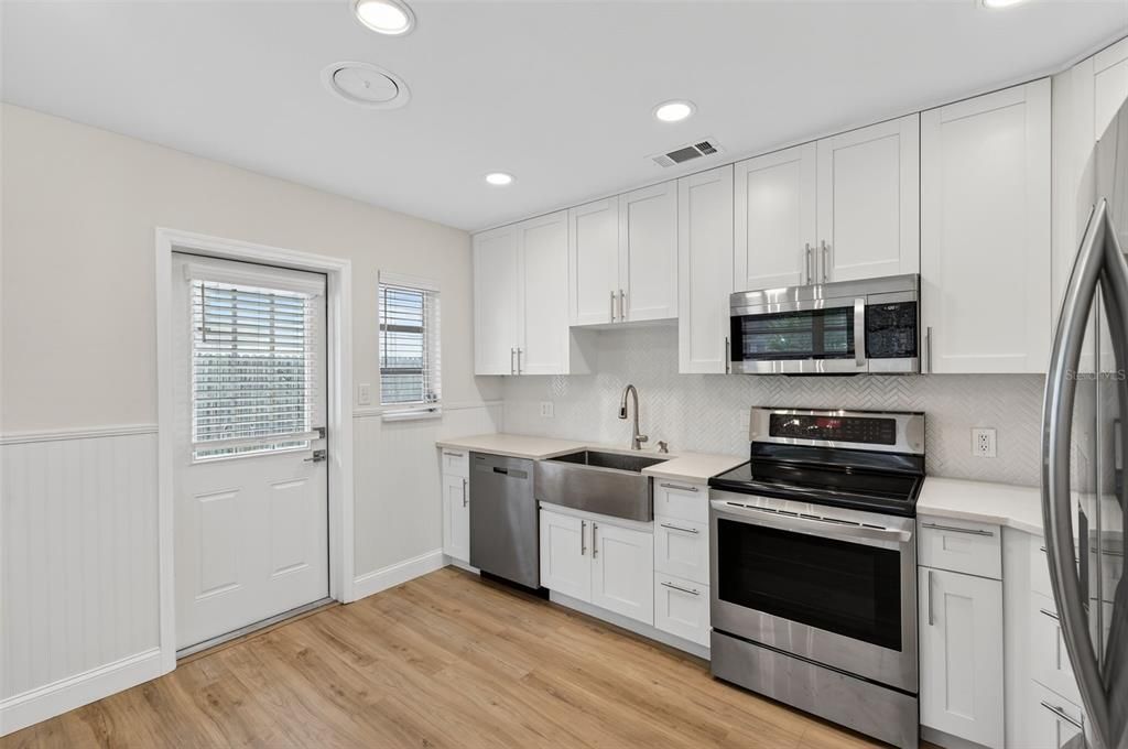 For Sale: $439,000 (2 beds, 1 baths, 924 Square Feet)