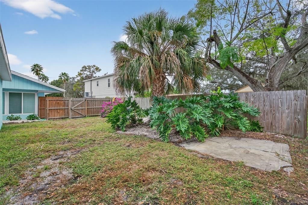 For Sale: $439,000 (2 beds, 1 baths, 924 Square Feet)