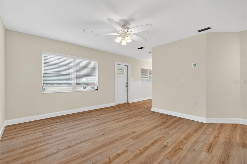 For Sale: $439,000 (2 beds, 1 baths, 924 Square Feet)