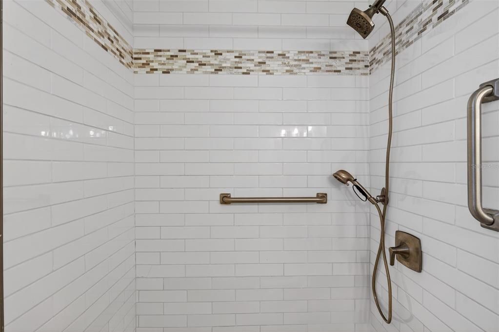 For Sale: $439,000 (2 beds, 1 baths, 924 Square Feet)