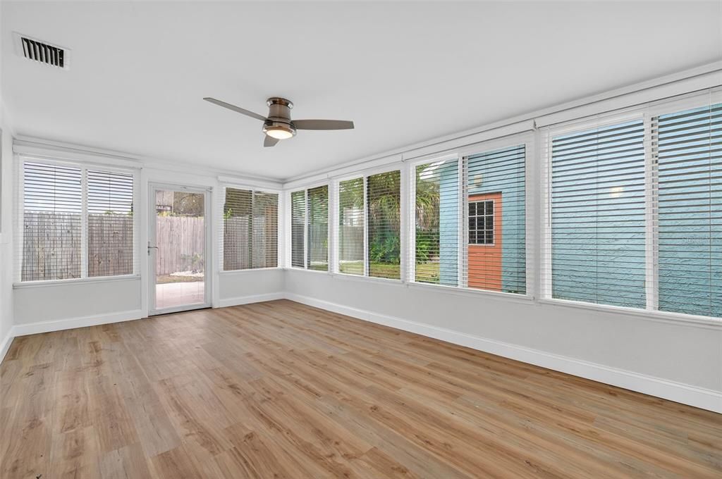 For Sale: $439,000 (2 beds, 1 baths, 924 Square Feet)