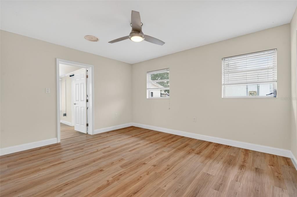 For Sale: $439,000 (2 beds, 1 baths, 924 Square Feet)