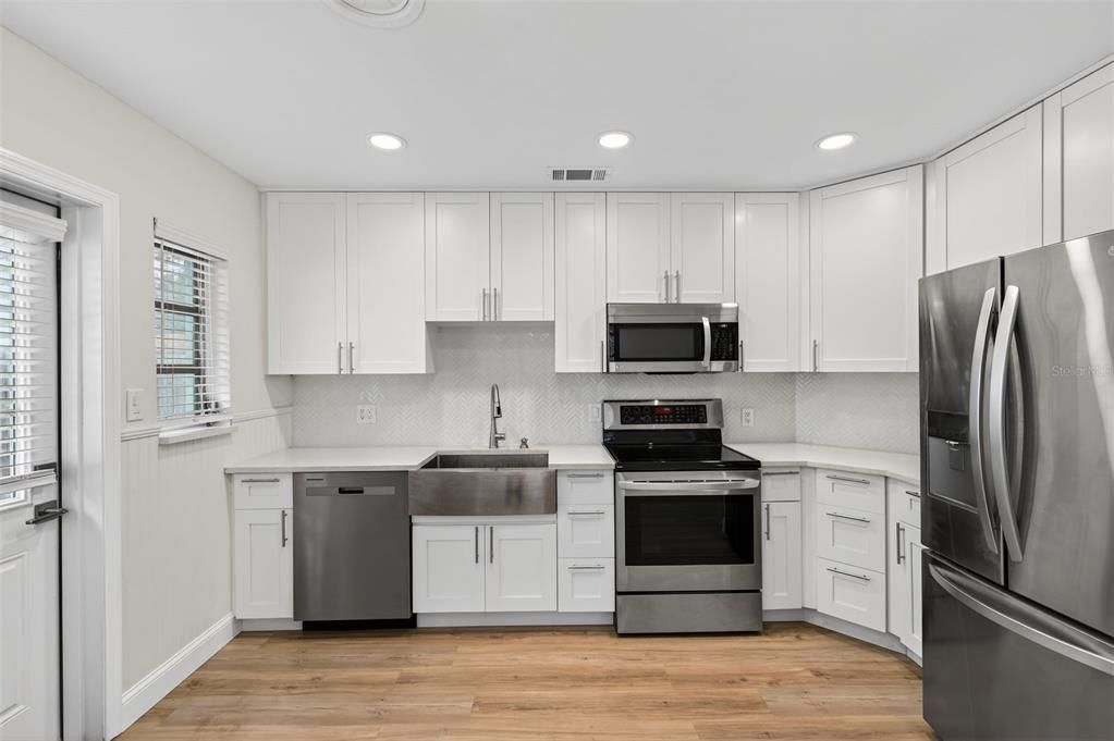 For Sale: $439,000 (2 beds, 1 baths, 924 Square Feet)