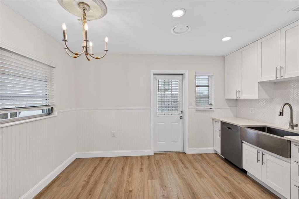 For Sale: $439,000 (2 beds, 1 baths, 924 Square Feet)