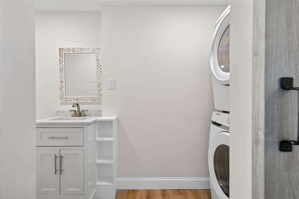 For Sale: $439,000 (2 beds, 1 baths, 924 Square Feet)