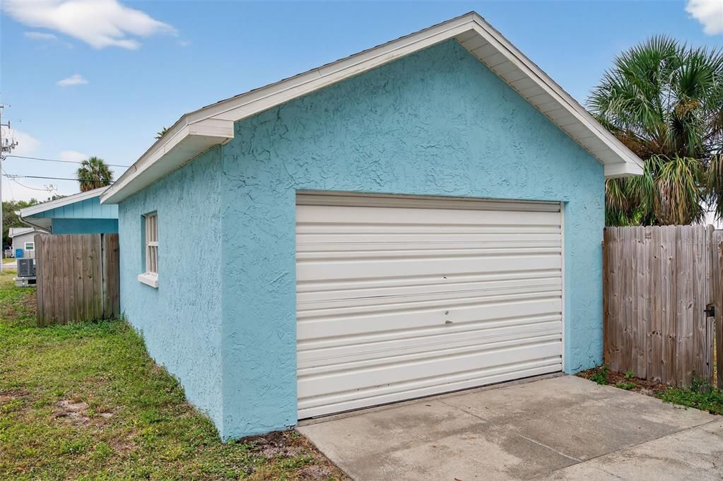 For Sale: $439,000 (2 beds, 1 baths, 924 Square Feet)