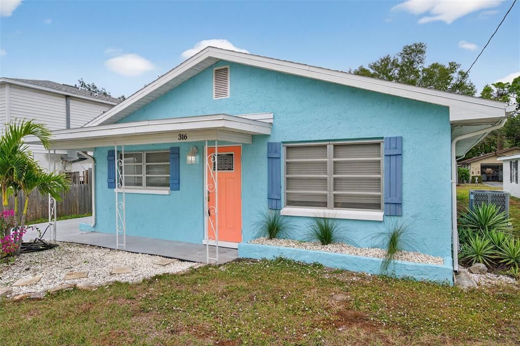 For Sale: $439,000 (2 beds, 1 baths, 924 Square Feet)