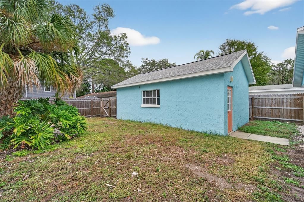 For Sale: $439,000 (2 beds, 1 baths, 924 Square Feet)