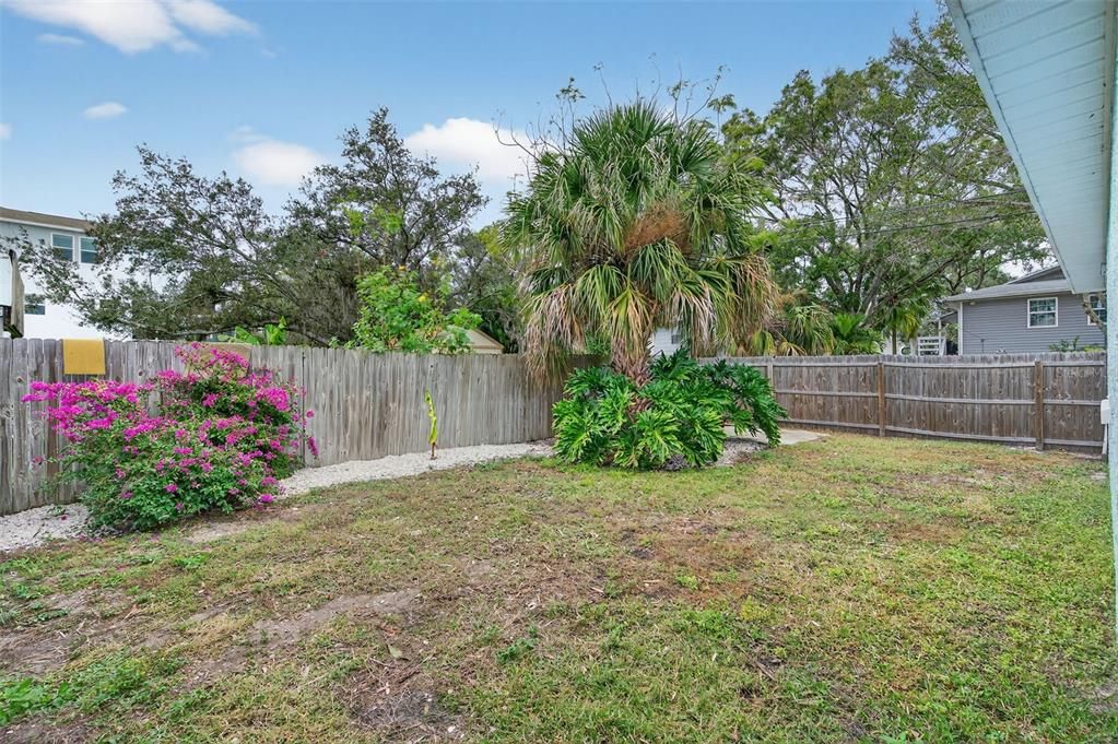 For Sale: $439,000 (2 beds, 1 baths, 924 Square Feet)