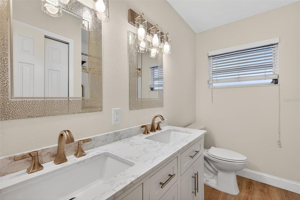 For Sale: $439,000 (2 beds, 1 baths, 924 Square Feet)