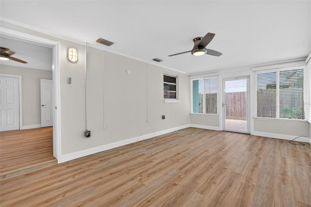 For Sale: $439,000 (2 beds, 1 baths, 924 Square Feet)