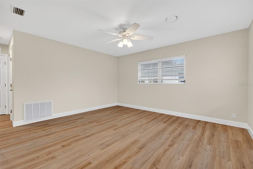 For Sale: $439,000 (2 beds, 1 baths, 924 Square Feet)