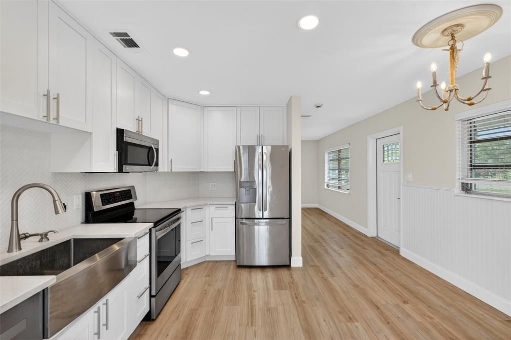 For Sale: $439,000 (2 beds, 1 baths, 924 Square Feet)