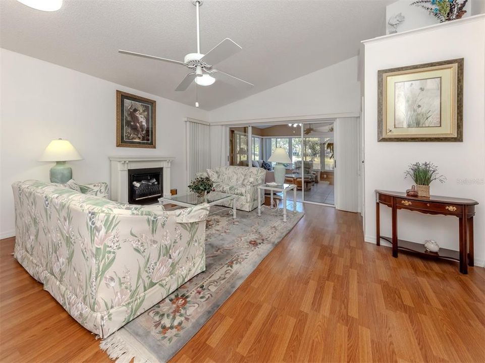 For Sale: $358,000 (2 beds, 2 baths, 1735 Square Feet)