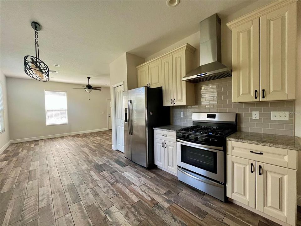 В аренду: $2,250 (2 спален, 2 ванн, 1155 Квадратных фут)