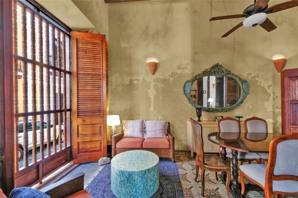 Недавно продано: $3,800,000 (6 спален, 2 ванн, 8600 Квадратных фут)