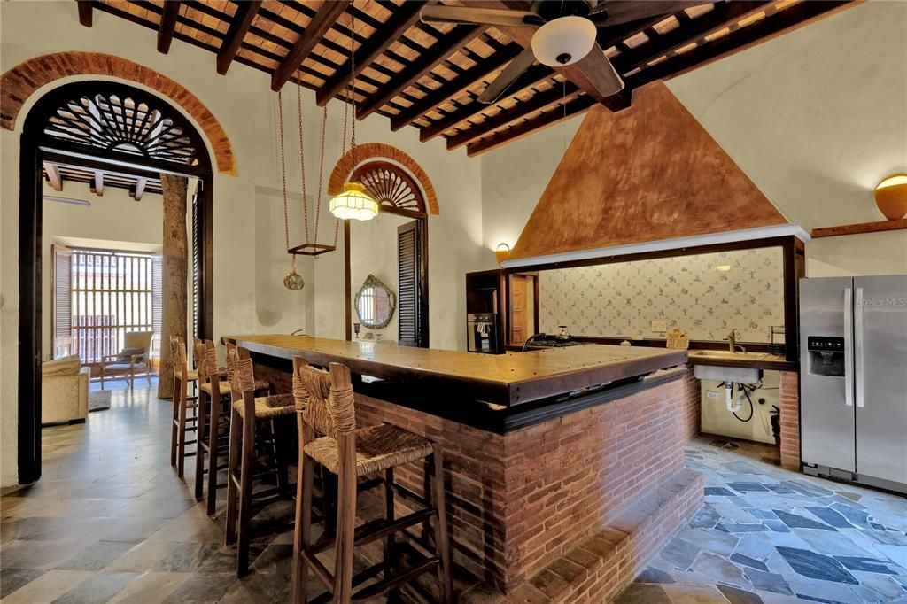 Недавно продано: $3,800,000 (6 спален, 2 ванн, 8600 Квадратных фут)