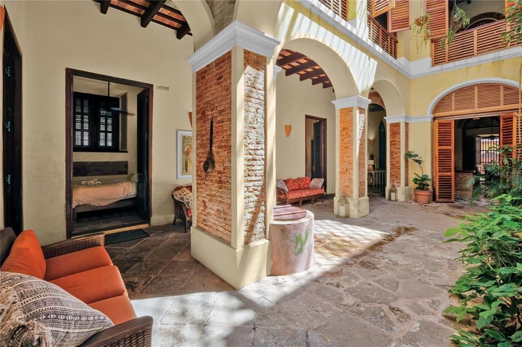 Недавно продано: $3,800,000 (6 спален, 2 ванн, 8600 Квадратных фут)