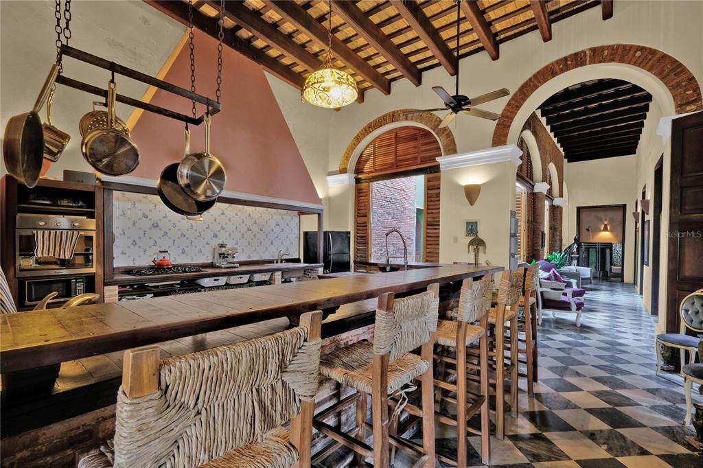 Недавно продано: $3,800,000 (6 спален, 2 ванн, 8600 Квадратных фут)