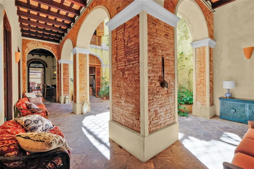 Недавно продано: $3,800,000 (6 спален, 2 ванн, 8600 Квадратных фут)