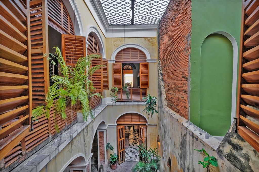 Недавно продано: $3,800,000 (6 спален, 2 ванн, 8600 Квадратных фут)