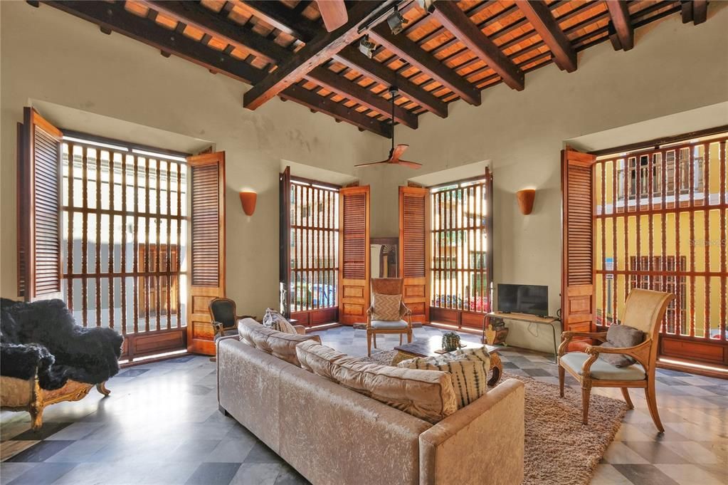 Недавно продано: $3,800,000 (6 спален, 2 ванн, 8600 Квадратных фут)