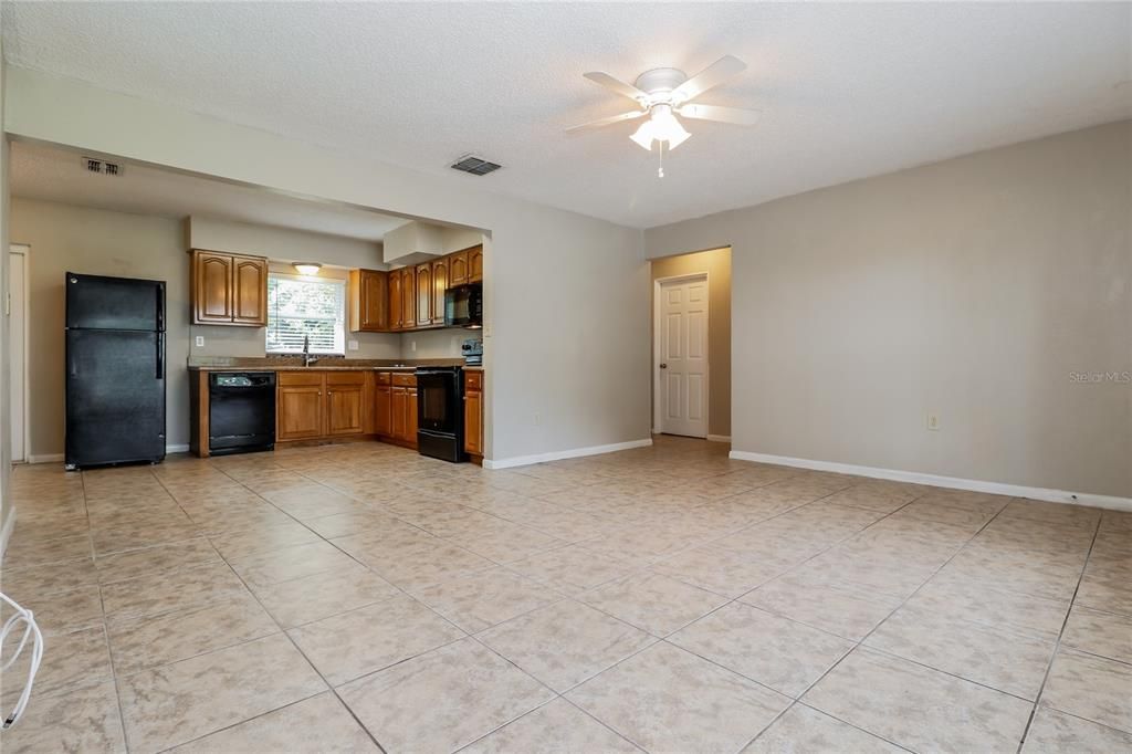 出租: $1,675 (3 贝兹, 1 浴室, 1064 平方英尺)