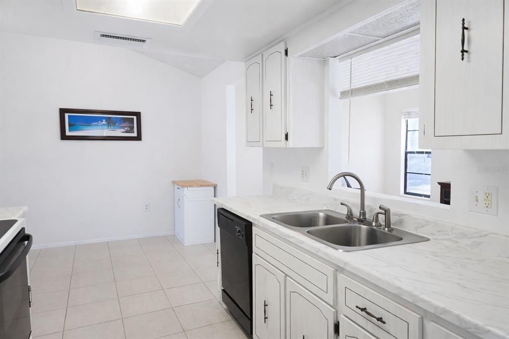 For Sale: $250,000 (2 beds, 1 baths, 1064 Square Feet)