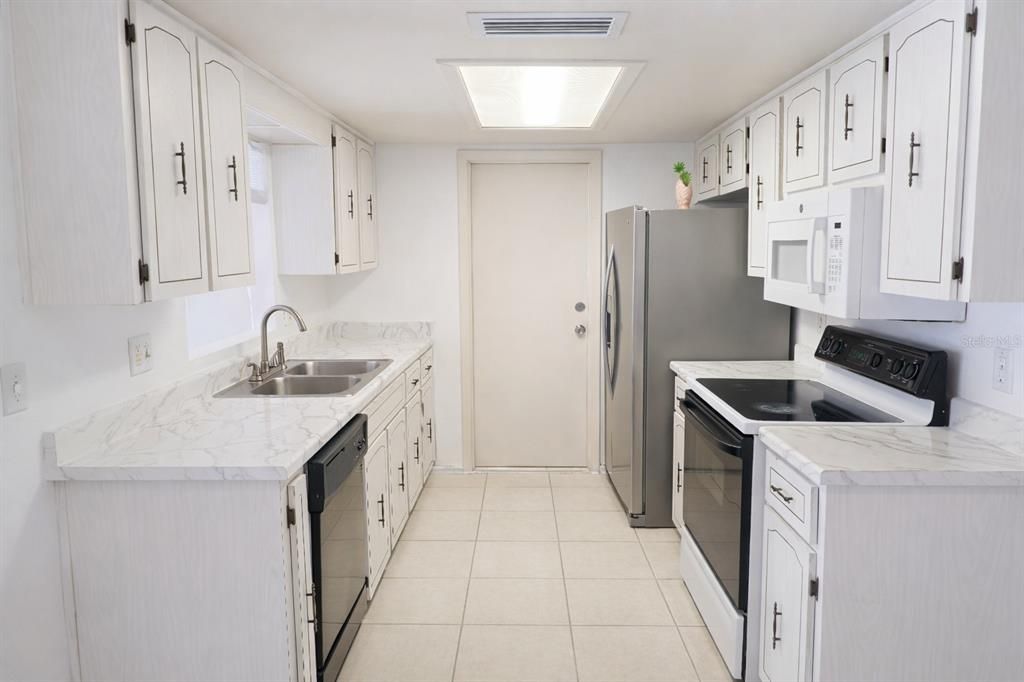 For Sale: $250,000 (2 beds, 1 baths, 1064 Square Feet)