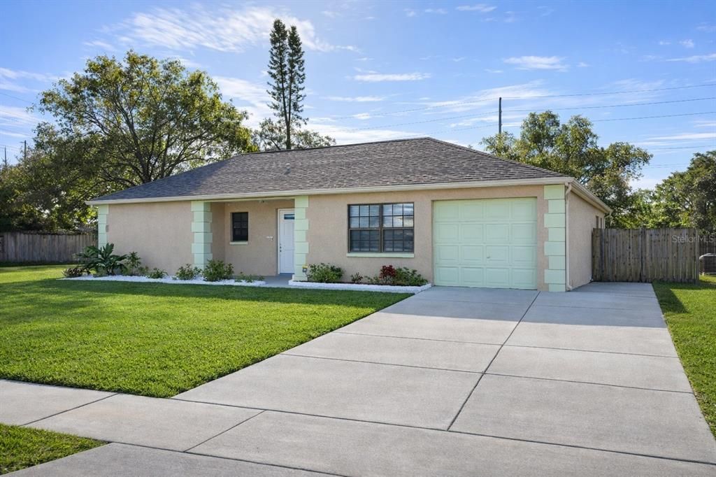 For Sale: $250,000 (2 beds, 1 baths, 1064 Square Feet)