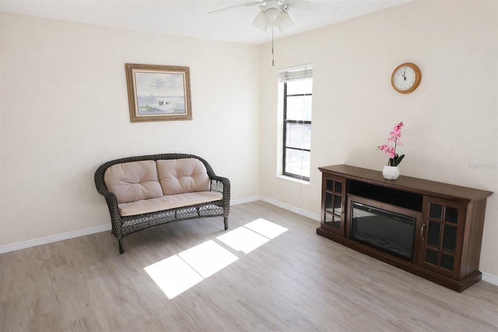 For Sale: $250,000 (2 beds, 1 baths, 1064 Square Feet)