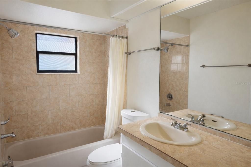 For Sale: $250,000 (2 beds, 1 baths, 1064 Square Feet)