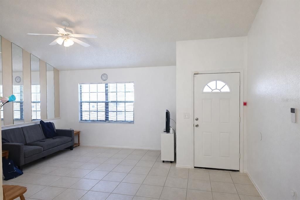 For Sale: $250,000 (2 beds, 1 baths, 1064 Square Feet)