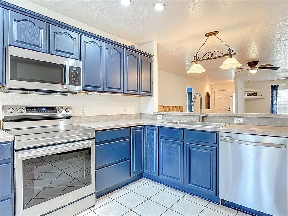 For Rent: $2,200 (4 beds, 2 baths, 2295 Square Feet)