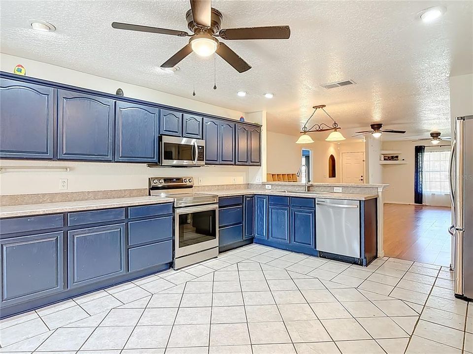 For Rent: $2,200 (4 beds, 2 baths, 2295 Square Feet)