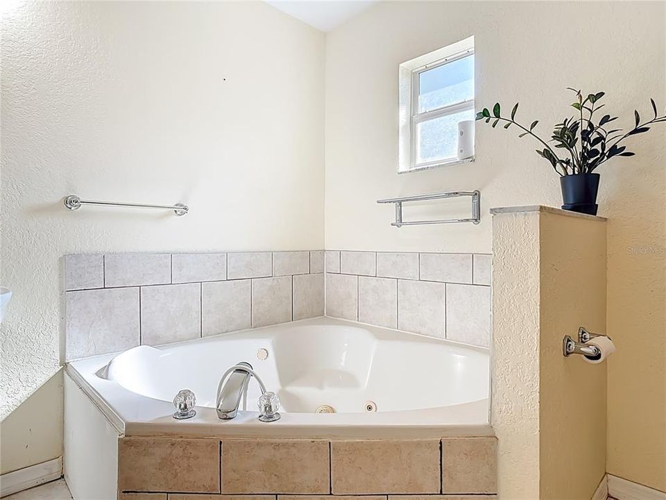 For Rent: $2,200 (4 beds, 2 baths, 2295 Square Feet)