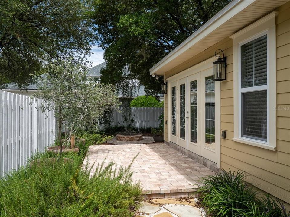 For Rent: $3,500 (3 beds, 2 baths, 2705 Square Feet)