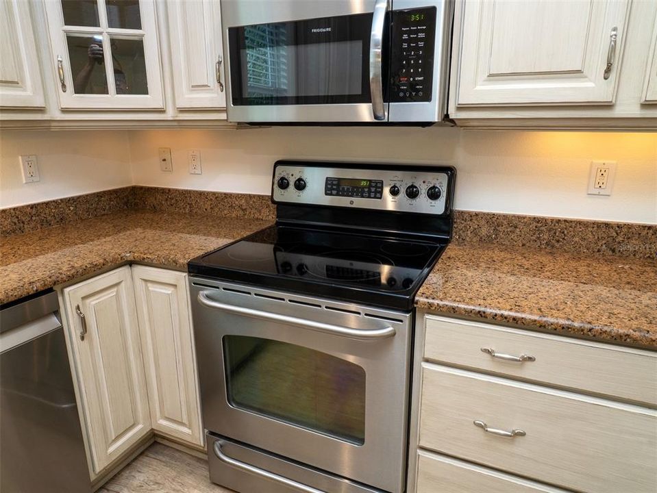 For Rent: $3,500 (3 beds, 2 baths, 2705 Square Feet)